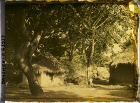 Image représentant Case de fétiche sur la place du village de Kétou (?)