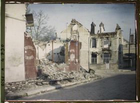 Image représentant Deux coins d'une petite rue donnant sur la rue de la République
