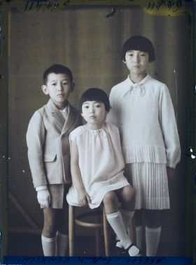 Image représentant https://musee-albert-kahn.s-museum.fr/home/NWQ2OTAwYzNmYjZlZTk1ZWQwODJmMjY4L2dlbmVyaWMtbm90aWNlLXRhYi9hdXRob3JpdHkvNjE3YTc5ZjVjZjhiODk2OGIzMzM3ZDIx/5d6900c3fb6ee95ed082f268/generic-notice-tab/authority/617a79ebcf8b8968b3337075 Mademoiselle Yoshizawa,  https://musee-albert-kahn.s-museum.fr/home/NWQ2OTAwYzNmYjZlZTk1ZWQwODJmMjY4L2dlbmVyaWMtbm90aWNlLXRhYi9hdXRob3JpdHkvNjE3YTc5ZjVjZjhiODk2OGIzMzM3ZDIx/5d6900c3fb6ee95ed082f268/generic-notice-tab/authority/617a79ebcf8b8968b3337076 Mademoiselle Yoshizawa et  https://musee-albert-kahn.s-museum.fr/home/NWQ2OTAwYzNmYjZlZTk1ZWQwODJmMjY4L2dlbmVyaWMtbm90aWNlLXRhYi9hdXRob3JpdHkvNjE3YTc5ZjVjZjhiODk2OGIzMzM3ZDIx/5d6900c3fb6ee95ed082f268/generic-notice-tab/authority/617a79ebcf8b8968b3337077 Monsieur Yoshizawa
