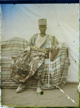 Image représentant Le roi Tôli sur son sofa