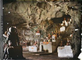 Image représentant La grotte principale des Rochers de Ky-lu'a, abritant un sanctuaire rupestre dédié au culte bouddhique
