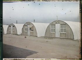 Image représentant France, Péronne, Maisons provisoires (demi-lunes) avec tôle blanche à la chaux