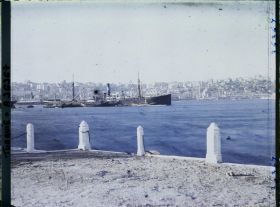 Image représentant Paquebots et autres bateaux au port, dans la Corne d'Or, vers le quartier de Pera
