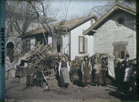Image représentant Grecs quittant la ville près d'un amas de mobiliers, aux abords de la gare