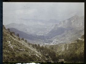 Image représentant Panorama sur une vallée de petite montagne avec un village au fond de la vallée (Sospel?)