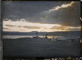 Image représentant Le camp britannique, au bord du golfe d'Aqaba, au crépuscule