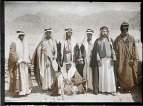 Image représentant Le cheikh Zaal de la tribu Huwaytat, et sa suite