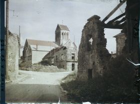 Image représentant France, Bourg et Comin, Entrée du village vers Eglise