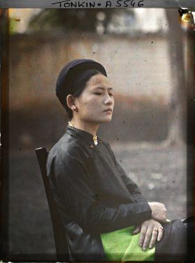 Image représentant Une jeune femme quarteronne en costume Annamite