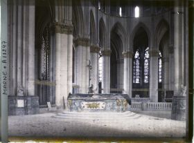 Image représentant Le choeur de la cathédrale avec le Maître-autel