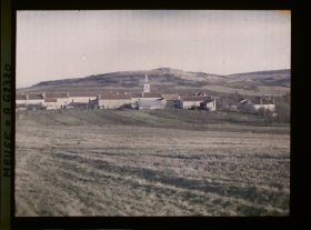 Image représentant Meuse, Les Eparges, Le Village reconstruit - Dans le fond, la fameuse butte