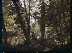 Image représentant Une jeune fille près d'un cours d'eau, l'Isle?