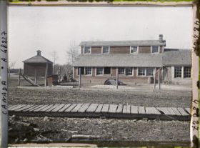 Image représentant Canada, St François Xavier, Une ferme: Porcherie et Glacière