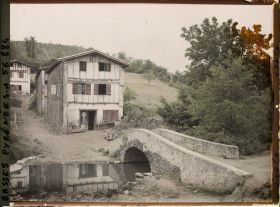 Image représentant France, Bas Cambo, Dans le Village : fermes avec petit pont