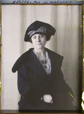 Image représentant https://musee-albert-kahn.s-museum.fr/home/NWQ2OTAwYzNmYjZlZTk1ZWQwODJmMjY4L2dlbmVyaWMtbm90aWNlLXRhYi9hdXRob3JpdHkvNjE3YTc5ZjVjZjhiODk2OGIzMzM3ZDIx/5d6900c3fb6ee95ed082f268/generic-notice-tab/authority/617a79ebcf8b8968b333733a Madame Renée de Margerie