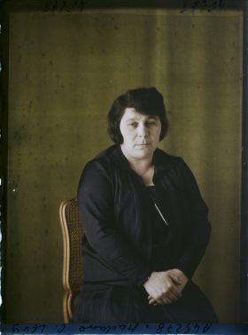 Image représentant https://musee-albert-kahn.s-museum.fr/home/NWQ2OTAwYzNmYjZlZTk1ZWQwODJmMjY4L2dlbmVyaWMtbm90aWNlLXRhYi9hdXRob3JpdHkvNjE3YTc5ZjVjZjhiODk2OGIzMzM3ZDIx/5d6900c3fb6ee95ed082f268/generic-notice-tab/authority/617a79ebcf8b8968b333726b Madame Camille Lévy