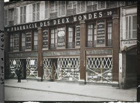 Image représentant Vitrines de la pharmacie des deux mondes protégées contre les bombardements au 10 rue St-Antoine