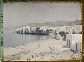 Image représentant Les maisons au bord de la mer; vue prise des moulins