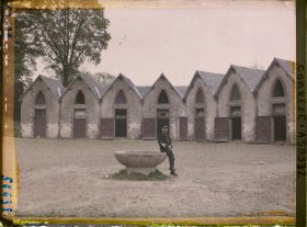 Image représentant Les écuries des juments poulinières à la jumenterie du château de la Rivière