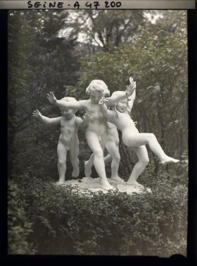 Image représentant L'Exposition des arts décoratifs, L'Eveil du Printemps ou Groupe d'enfants dansant, Cours-la-Reine