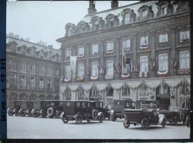 Image représentant L'hôtel Bristol place Vendôme (siège de la délégation japonaise ?) décoré pour les fêtes de la Victoire
