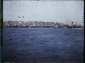 Image représentant Paquebots et autres bateaux au port, dans la Corne d'Or, vers le quartier de Pera