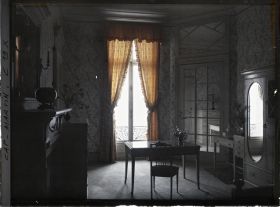 Image représentant Une chambre de la villa Kahn encore appelée villa Zamir, pourvue d'une table de toilette