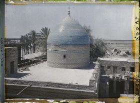 Image représentant Le tombeau supposé d'Esdras ou Ezra, grand prêtre juif à la cour de Perse, au Ve siècle avant J.-C.