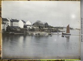 Image représentant Un sinago ou sinagot dans le port et le phare de la presqu'île de Rhuys