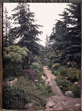 Image représentant Allée du " sanctuaire japonais " située dans l'axe d'un pont japonais, non loin de la façade de temple