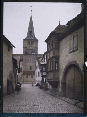 Image représentant France, Turkheim, La rue Vickramm et l'Eglise même sujet de plus loin