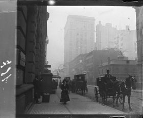 Image représentant Le trottoir devant un hôtel sur Park avenue ?