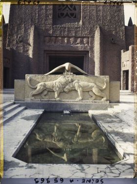 Image représentant L'Exposition Coloniale Internationale de 1931, la Fontaine des lions dans la cour du palais de l'A.O.F.
