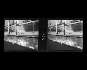 Image représentant La mer déchainée vue à travers le bastingage du pont supérieur