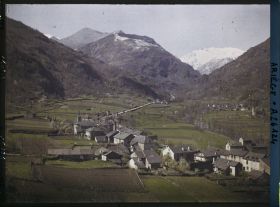 Image représentant La vallée du Vicdessos vers l'amont et le village de Capoulet