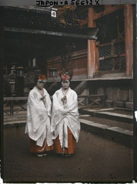 Image représentant Sanctuaire Kasuga-Wakamiya (Fukunokami), deux Kannagi ou Miko, danseuses sacrées