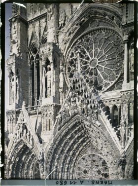 Image représentant France, Reims, Façade de la Cathédrale détail des pierres brûlées