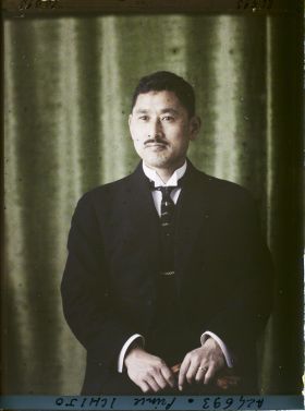 Image représentant https://musee-albert-kahn.s-museum.fr/home/NWQ2OTAwYzNmYjZlZTk1ZWQwODJmMjY4L2dlbmVyaWMtbm90aWNlLXRhYi9hdXRob3JpdHkvNjE3YTc5ZjVjZjhiODk2OGIzMzM3ZDIx/5d6900c3fb6ee95ed082f268/generic-notice-tab/authority/617a79ebcf8b8968b3336f92 La Prince Ichijo