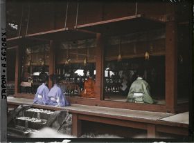 Image représentant Prêtres shintoïstes officiant lors de la fête du sanctuaire Tôshôgu dans l'Otabisho (reposoir des dieux)