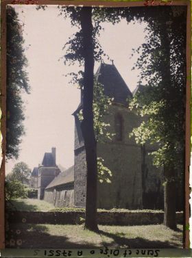Image représentant France, Les Mesnuls, Aspect du Chateau et de ses fossés Coté est