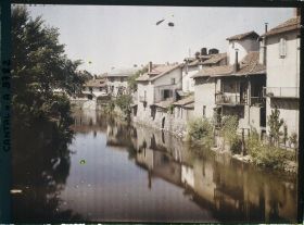 Image représentant Des maisons au bord de la Jordanne, vue prise du pont Bourbon