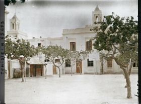 Image représentant La cour de l'école supérieure de garçons