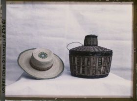 Image représentant Exposition d'art africain, panier et chapeau de paille