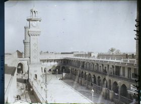 Image représentant Cour de la mosquée du Cheikh Abdel-Kader el-Gaïlani (XVIIe siècle)