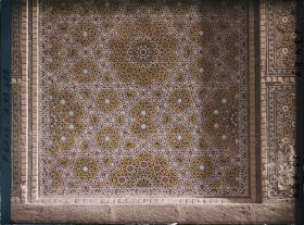 Image représentant La Madreseh Mader-i-Chah, école coranique dite "de la mère du Chah", détail d'un panneau de faïence