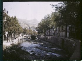 Image représentant France, La Bourboule, Les bords de la Dordogne - vers l'amont
