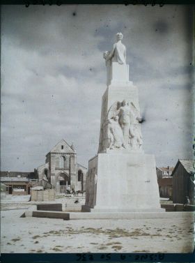 Image représentant France, Soissons, Monumt aux Morts et Eglise du Parvis St Pierre