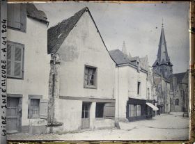 Image représentant La rue du Pilori et la collégiale Saint-Aubin