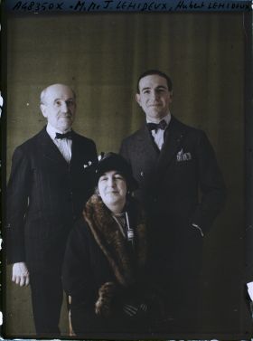 Image représentant Monsieur  https://musee-albert-kahn.s-museum.fr/home/NWQ2OTAwYzNmYjZlZTk1ZWQwODJmMjY4L2dlbmVyaWMtbm90aWNlLXRhYi9hdXRob3JpdHkvNjE3YTc5ZjVjZjhiODk2OGIzMzM3ZDIx/5d6900c3fb6ee95ed082f268/generic-notice-tab/authority/617a79ebcf8b8968b333716a Jacques Lehideux avec son épouse  https://musee-albert-kahn.s-museum.fr/home/NWQ2OTAwYzNmYjZlZTk1ZWQwODJmMjY4L2dlbmVyaWMtbm90aWNlLXRhYi9hdXRob3JpdHkvNjE3YTc5ZjVjZjhiODk2OGIzMzM3ZDIx/5d6900c3fb6ee95ed082f268/generic-notice-tab/authority/617a79ebcf8b8968b333716b Marie Suzanne et leur fils  https://musee-albert-kahn.s-museum.fr/home/NWQ2OTAwYzNmYjZlZTk1ZWQwODJmMjY4L2dlbmVyaWMtbm90aWNlLXRhYi9hdXRob3JpdHkvNjE3YTc5ZjVjZjhiODk2OGIzMzM3ZDIx/5d6900c3fb6ee95ed082f268/generic-notice-tab/authority/617a79ebcf8b8968b3337168 Hubert Lehideux
