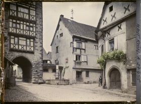 Image représentant France, Riquewihr, Vieilles maisons et fontaine près de la Dolder